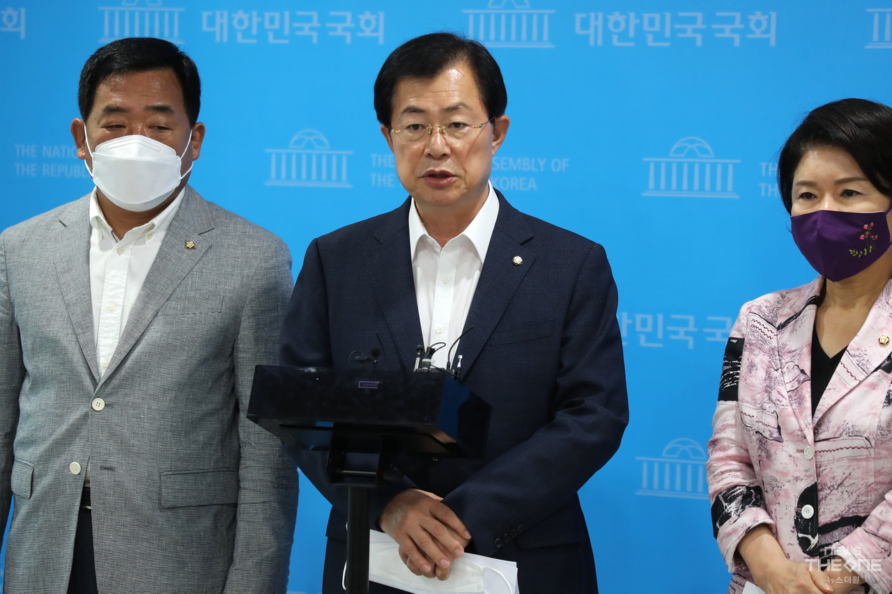 이만희 의원이 기자들의 질문에 답하고 있다. 왼쪽부터 박성민, 이만희, 조은희 의원. (사진=최동환 기자)