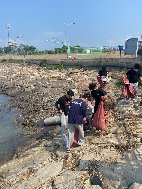 해양 쓰레기 줍기에 나선 문화어활 참가자들. (사진=청년문화콘텐츠기획단)
