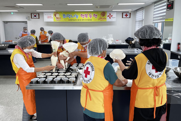 정순옥 회장을 비롯한 봉사단원들이 열심히 빵을 만들고 있다. (사진=영주시)
