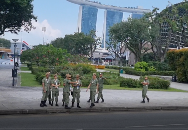 도심지에서 숙의하는 싱가포르 육군. (사진=전운성)