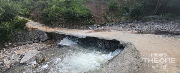 홍천군 화촌면 송정리 마을 입구로 들어가는 도로가 폭우로 유실돼 3일 간 주민들의 발이 묶였다. (사진=이동희 기자)