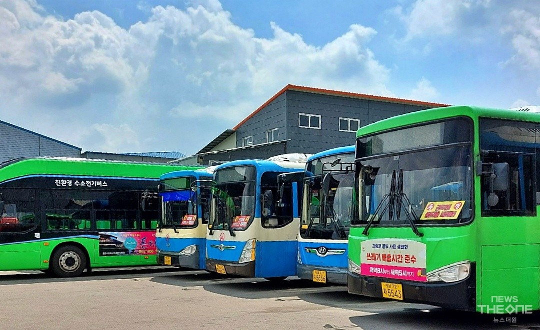 충남 서산시 서령버스(주) 시내버스들. 버스마다 파업을 예고하는 푯말이 설치돼 있다. (사진= 박두웅 기자)