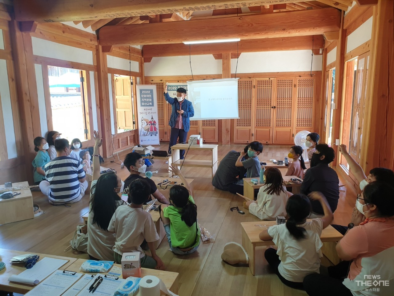 ‘2022 문화재청 지역문화 유산교육’에 참가한 가족들이 머지큐브를 이용한 프로그램을 즐기고 있다. (사진=이주은 기자)