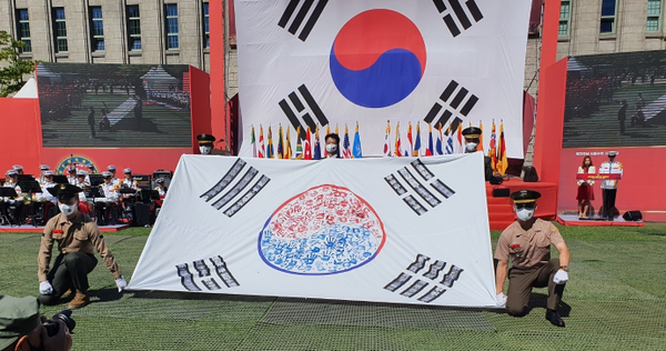 제72주년 서울수복기념 행사에서 참전용사들이 손바닥을 찍어 만든 태극기를 펄쳐보이고 있다. (윤경환 기자)