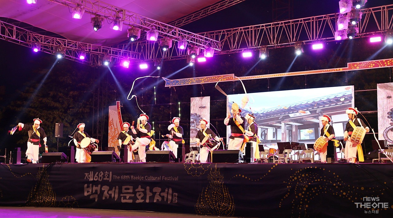 충남 시.군 참여 프로그램에 참가한 '뜬쇠예술단'이 풍물놀이를 선보이고 있다. (김은지 기자)