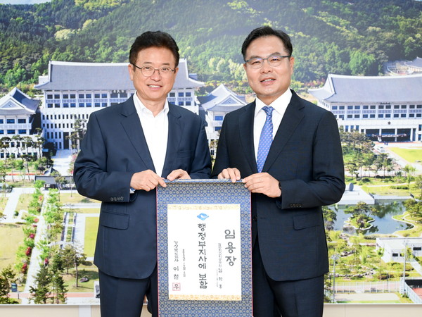 이철우 지사(왼쪽)가 김학홍 신임 행정부지사에게 임명장을 전달하고 있다. (경북도 제공)