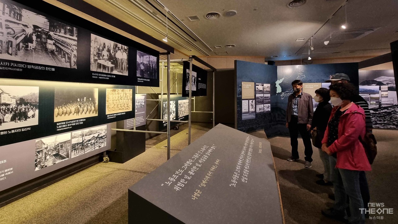 6일 인천 월미도 한국이민사박물관에서 열린 '그날의 물결, 제물포로 돌아오다' 특별전에서 시민들이 전시 사진을 관람하고 있다. (임순석 기자)