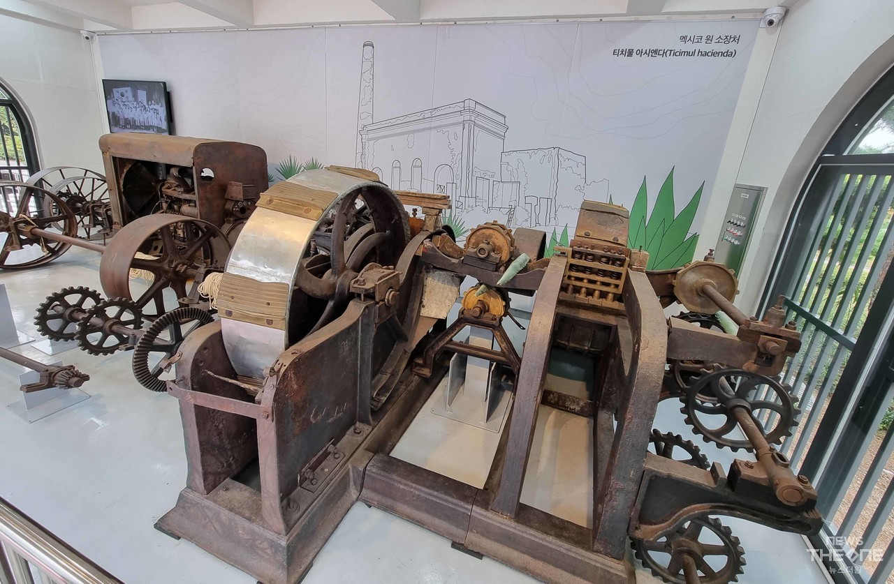 전시된 에네켄 기계. 이네켄 이라는 식물의 잎을  가공하는 용도로 사용되었던 기계로 멕시코 에네켄 농장에서 사용했다. (임순석 기자)