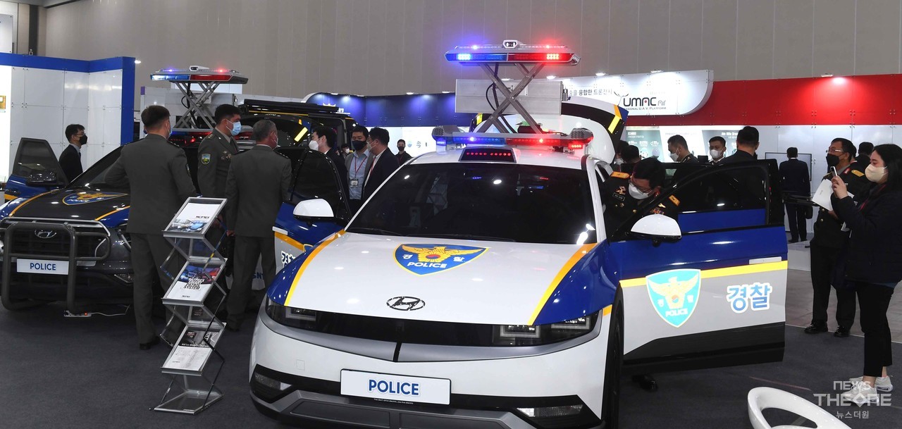 19일 인천시 연수구 송도컨벤시아에서 열린 국제치안산업대전에서 외국 경찰관계자들이 전기차 경찰차를 관람하고 있다. (임순석 기자)