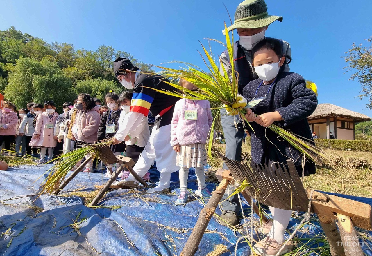20일 오전 인천시 중구 월미공원에서 열린 '2022 벼베기 농경체험'에서 어린이들이 홀테 탈곡을 체험하고 있다. (임순석 기자)