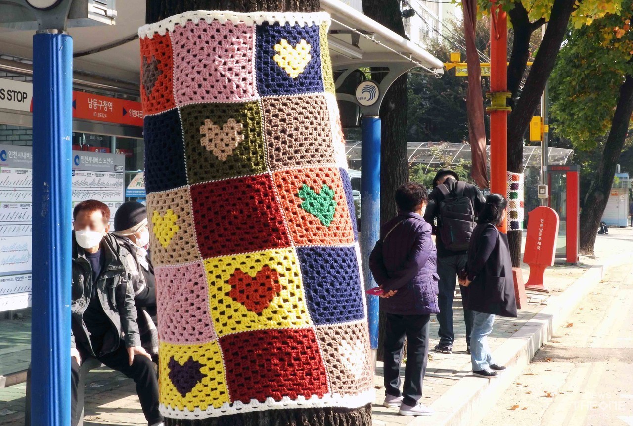 24일 인천시 남동구 만수동 가로수에 털실로 만든 겨울옷이 입혀져 있어 시선을 끌고 있다. (임순석 기자)