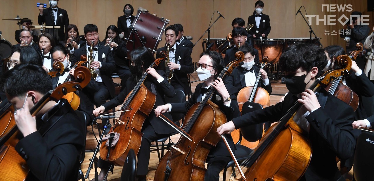  '혜광브라인드 오케스트라'가 2일 오전 아트센터 인천 콘서트홀에서  리허설을 하고 있다. (사진=임순석 기자)