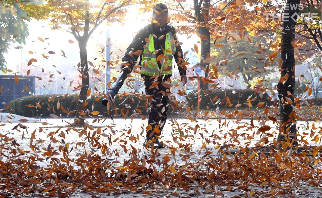 11일 오전 인천시 연수구 한 공원에서 관리원이 낙엽을 청소하고 있다. (사진=임순석 기자)