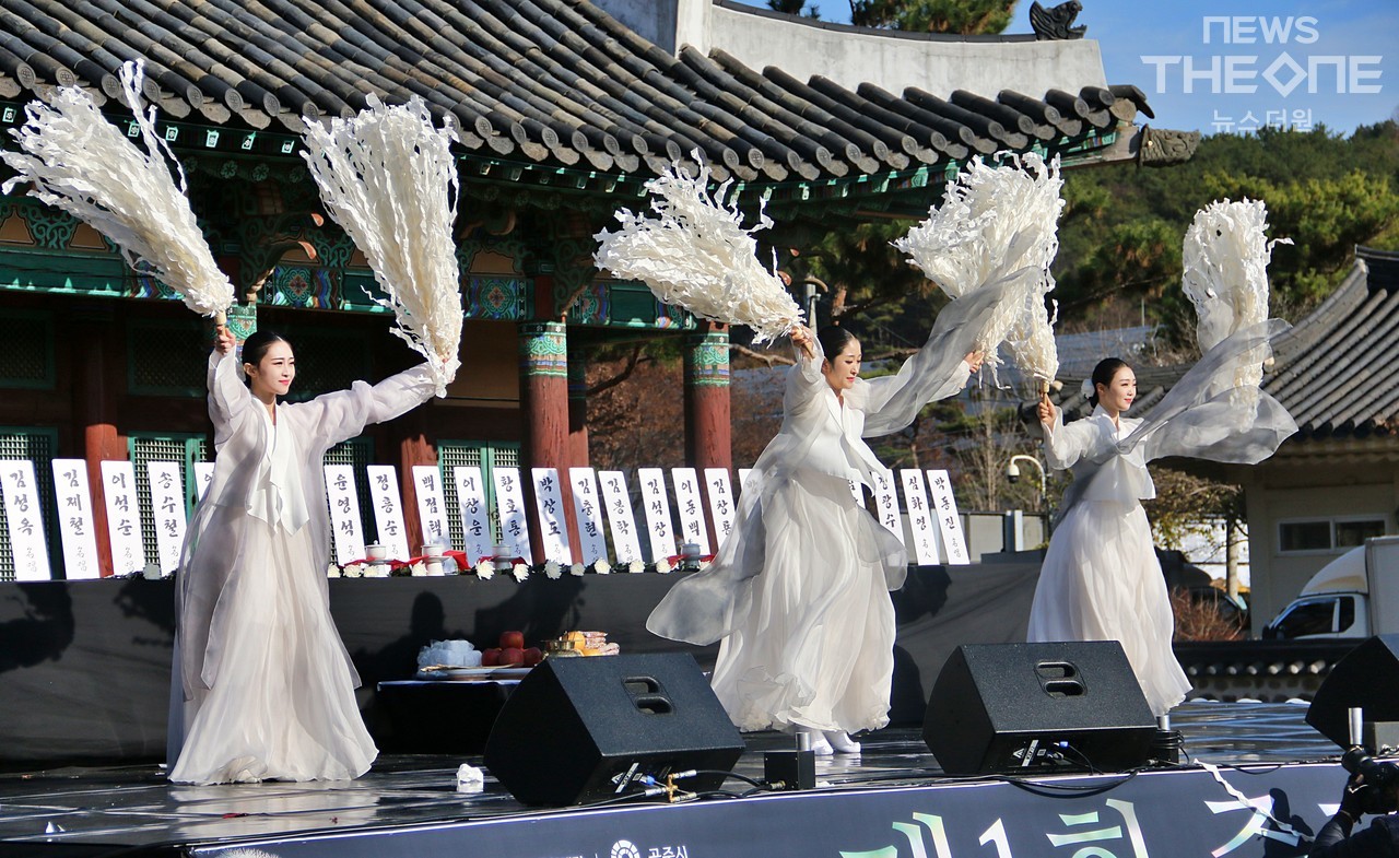 춤추는 나무 무용단의 헌무 (사진=박두웅 기자)