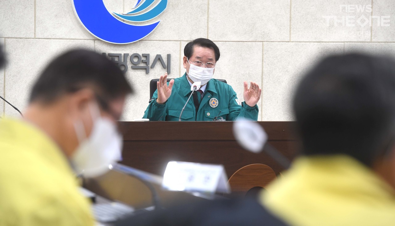 유정복 인천시장이 1일 화물연대 파업에 따른 피해 최소화 대책회의를 주재하고 있다. (사진=임순석 기자)