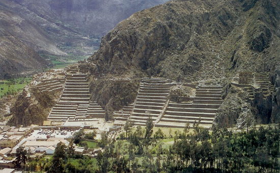 잉카 사크레드 계곡의 라마 모양의 계단식 경작지 (자료는 구입한 잉카의 사크레드 계곡과 쿠스코) (사진=전운성)
