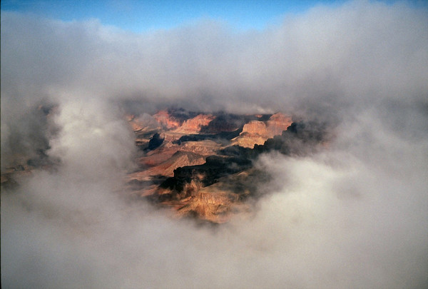 짙은 안개 사이로 보이는 그랜드캐니언. (사진=전운성)