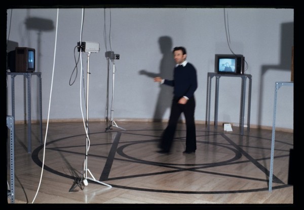 페터 바이벨, 관찰을 관찰하기_불확실성, 1973, 폐쇄회로 비디오 설치. © 페터 바이벨 아카이브