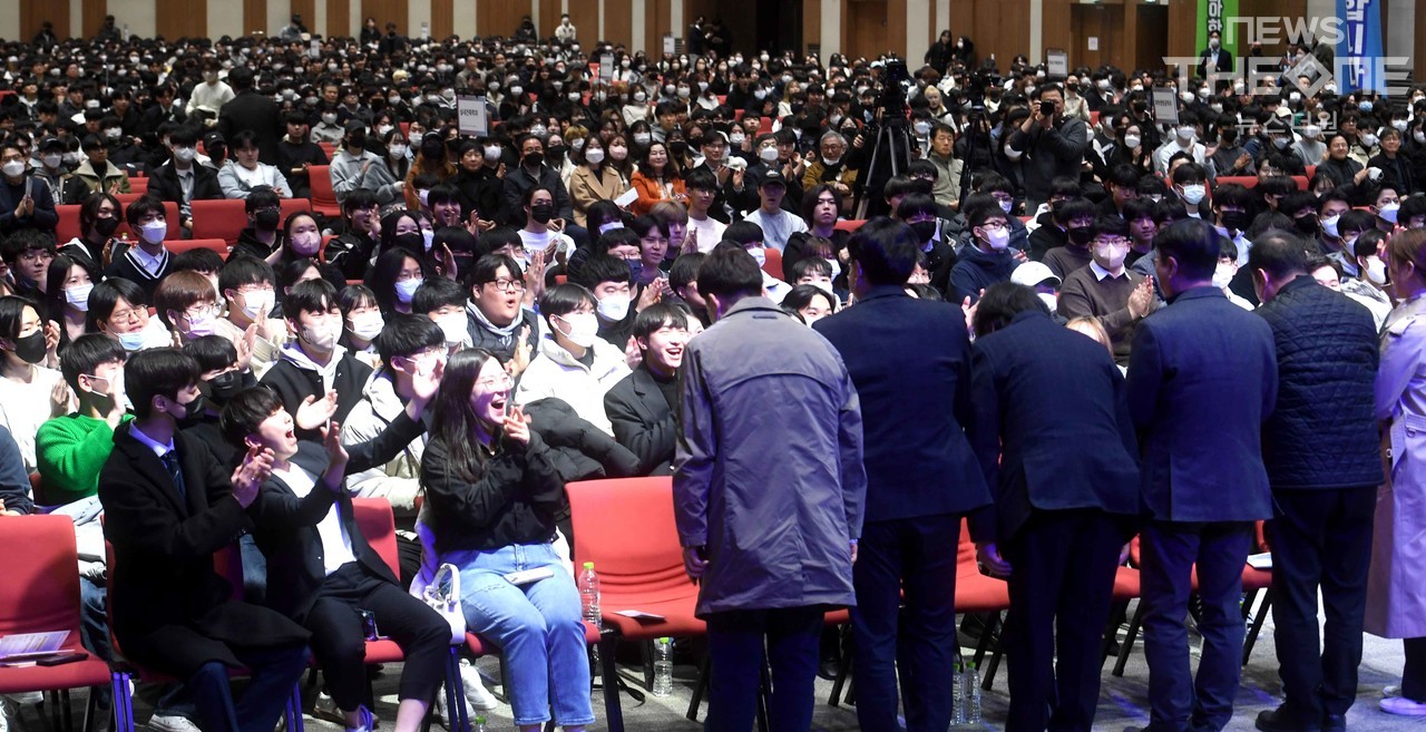 22일 오후 인천 송도컨벤시아에서 열린 인하공업전문대학 입학식에서 신입생들이 교수 소개를 받고 있다. ⓒ 임순석 기자