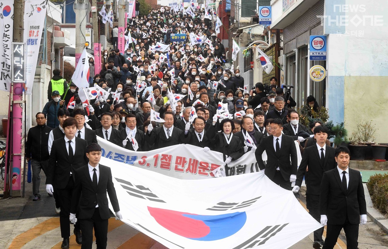1일 오전 인천시 동구 창영초등학교에서 열린 제104주년 3.1절 기념행사에 참석한 시민들이 만세운동 재현 시가행진을 하고 있다. ⓒ 임순석 기자