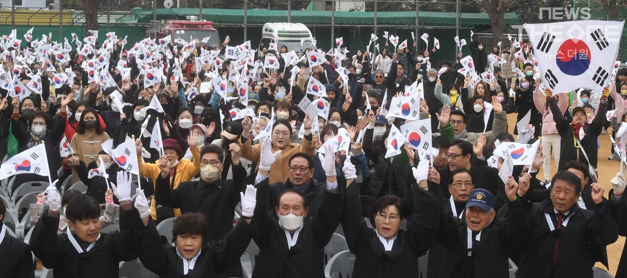 1일 오전 인천시 동구 창영초등학교에서 열린 제104주년 3.1절 기념식에서 참석자들이 만세삼창하고 있다. ⓒ 임순석 기자