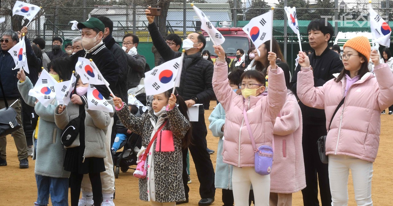 1일 오전 인천시 동구 창영초등학교에서 열린 제104주년 3.1절 기념행사에서 어린이들이 기념공연을 보며 태극기를 흔들고 있다. ⓒ 임순석 기자