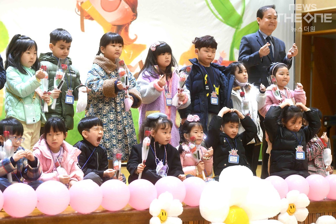 교장 선생님과 단체 기념촬영을 하는 입학생들.  ⓒ 임순석 기자