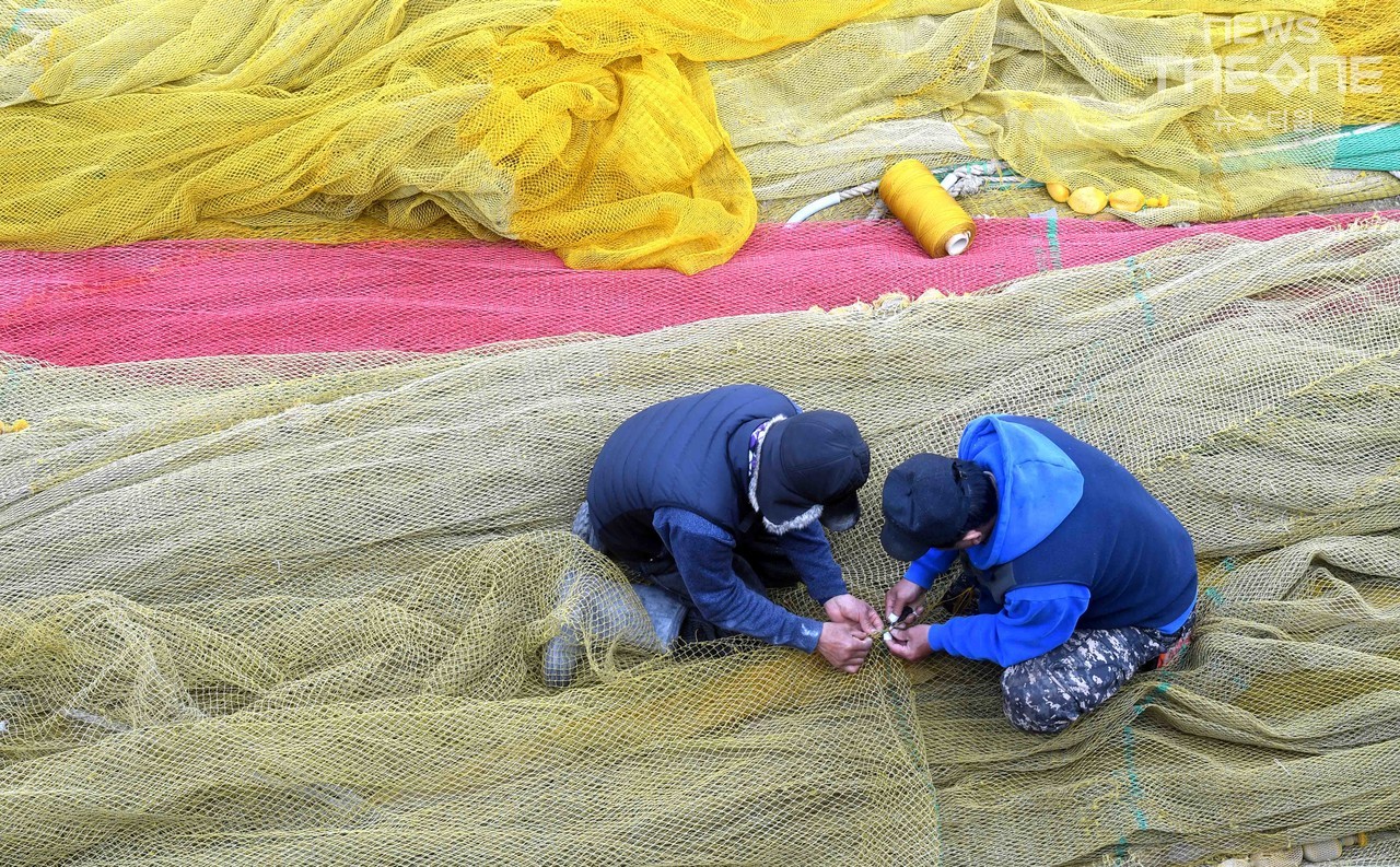 3일 인천 북성포구에서 어민들이 출어를 위해 그물 손질을 하고 있다. ⓒ 임순석 기자