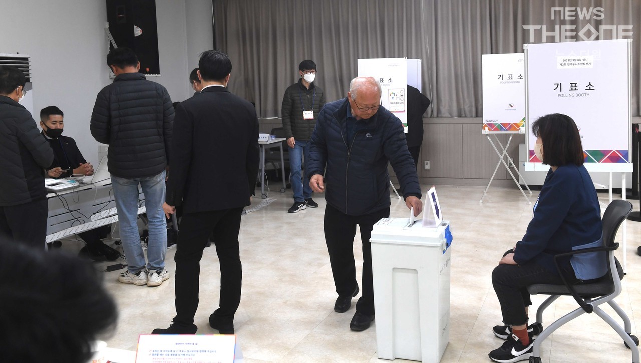 제3회 전국동시조합장선거일인 8일 오전 인천시 동구 송림6동 투표소에서 조합원들이 투표를 하고 있다. ⓒ 임순석 기자