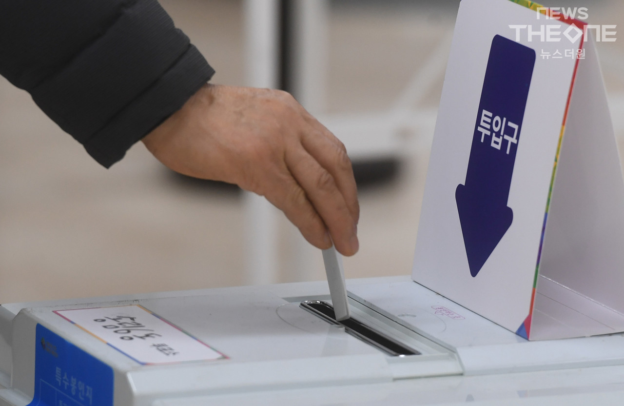 제3회 전국동시조합장선거일인 8일 오전 인천시 동구 송림6동 투표소에서 한 유권자가 투표를 하고 있다. ⓒ 임순석 기자