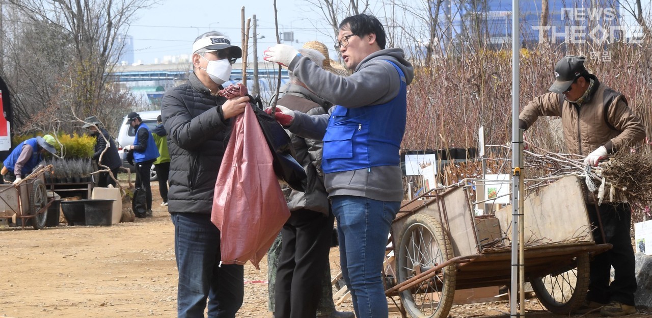 14일 오전 인천 남동구 남촌동 인천산림조합 나무시장에서 시민들이 묘목을 고르고  있다. ⓒ 임순석 기자