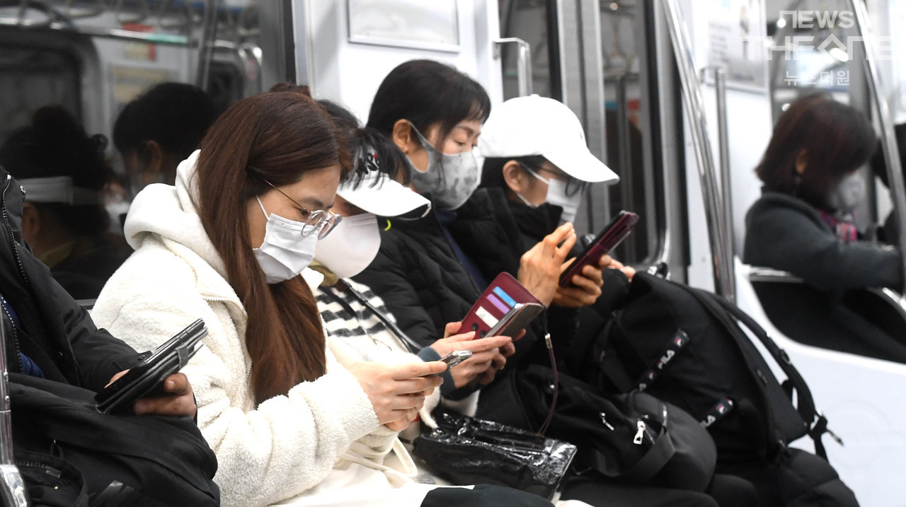 15일 오전 마스크를 쓴 시민들이 인천지하철을 타고 이동하고 있다. ⓒ 임순석 기자