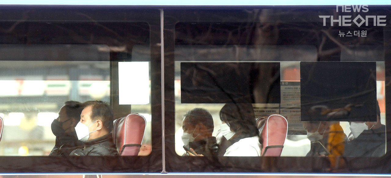 15일 오전 마스크를 쓴 시민들이 버스를 타고 이동하고 있다. ⓒ 임순석 기자