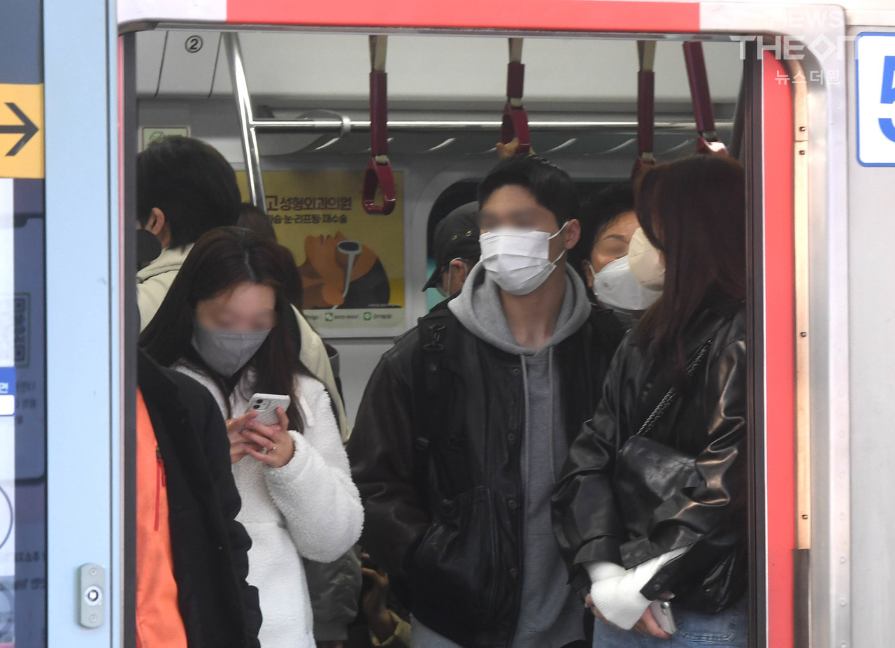 대중교통 마스크 착용 의무 해제 첫날인 20일 오전 인천 부평역에서 출근길 시민들이 마스크를 착용한 채 전동차를 이용하고  있다. ⓒ 임순석 기자