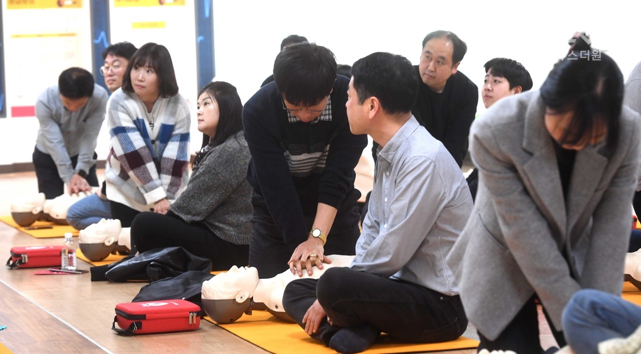21일 오후 인천 학생안전체험관에서 열린 응급처치 교육에서 교육청직원들이 강사의 설명을 듣고 있다. ⓒ 임순석 기자