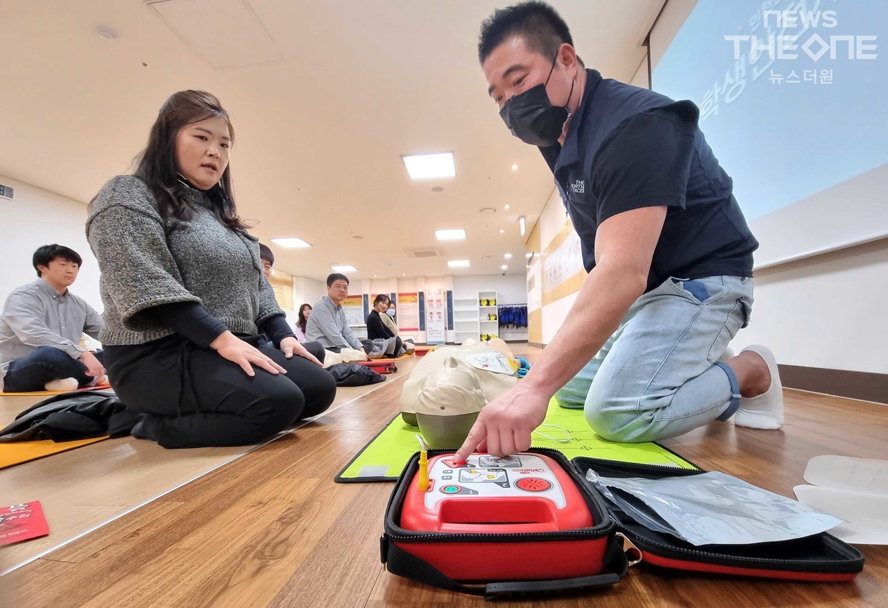 21일 오후 인천 학생안전체험관에서 교육청직원들이 자동심장충격기 사용법을 배우고 있다. ⓒ 임순석 기자