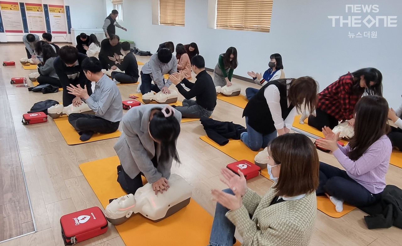 21일 오후 인천 학생안전체험관에서 열린 응급처치 교육에서 교육청직원들이 심폐소생술을 배우고 있다. ⓒ 임순석 기자