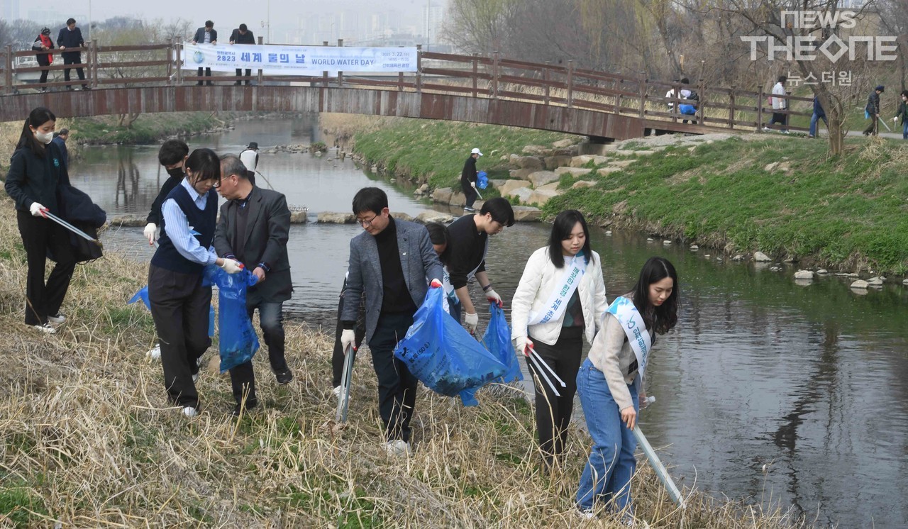 22일 오후 인천 승기천에서 열린 '세계 물의 날' 기념행사에 참여한 시민들이 하천 정화 활동을 하고 있다. ⓒ 임순석 기자