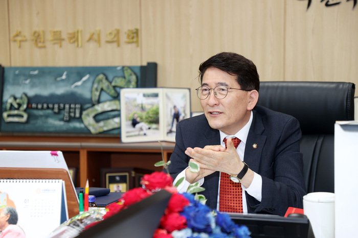 김기정 수원시의회 의장이 시민에게 힘이 되는 의회가 되도록 힘쓰며, 시민 눈높이에 맞는 의정활동을 펼치겠다고 밝히고 있다.  © 수원시의회