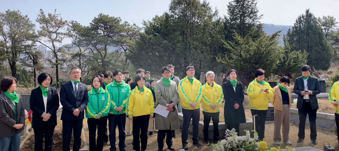  녹색정의당이 27일 마석 모란공원 노회찬 의원 묘역 앞에서 총선 출정 결의대회를 열었다. ⓒ녹색정의당TV 